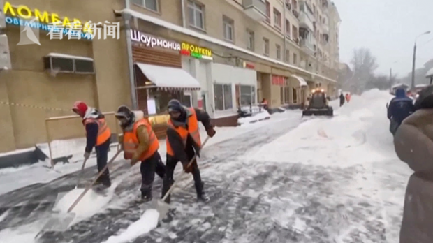  罗马客场遭遇暴雪，航班延误赛前险迟到  