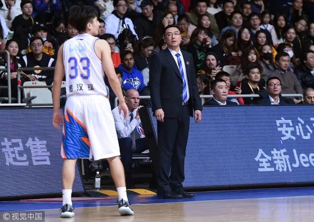  勒沃库森控球耐心周旋，精准传导破解铁桶阵